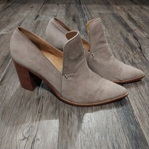 Schutz Krosbie Neutral Suede Block Heel Pointed Fomo Toe Bootie Size 8.5 Womens